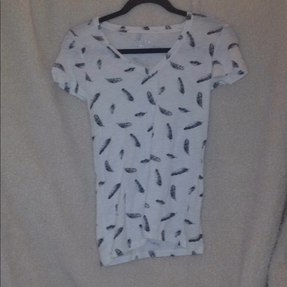‼️BRAND NEW‼️V-neck White & black feathers